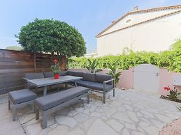 Superb Vacation Home With Pontoon