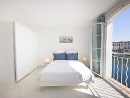 Superb Vacation Home With Pontoon