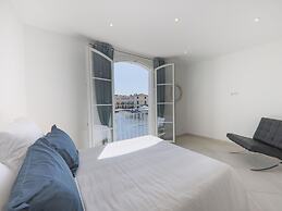 Superb Vacation Home With Pontoon