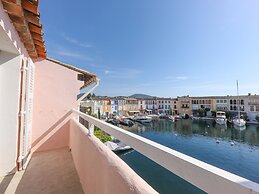 Superb Vacation Home With Pontoon