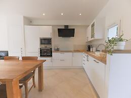 Superb Vacation Home With Pontoon