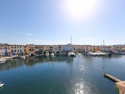 Superb Vacation Home With Pontoon