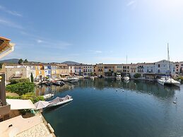 Superb Vacation Home With Pontoon