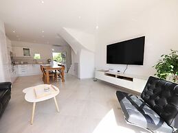 Superb Vacation Home With Pontoon