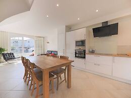 Superb Vacation Home With Pontoon