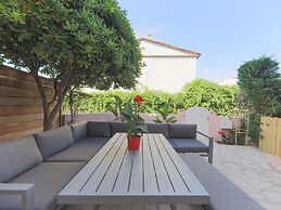 Superb Vacation Home With Pontoon