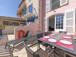 Superb Vacation Home With Pontoon