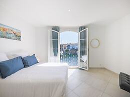 Superb Vacation Home With Pontoon