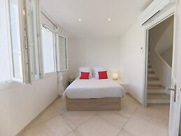 Superb Vacation Home With Pontoon