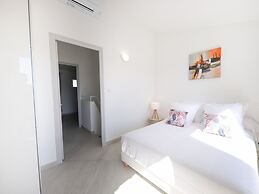 Superb Vacation Home With Pontoon