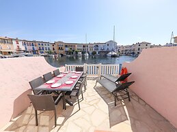 Superb Vacation Home With Pontoon