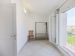 Superb Vacation Home With Pontoon