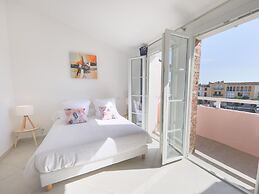 Superb Vacation Home With Pontoon