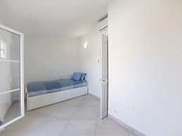 Superb Vacation Home With Pontoon