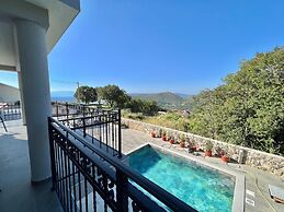 Large Holiday House With Swimming Pool and Terrace