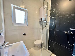 Large Holiday House With Swimming Pool and Terrace