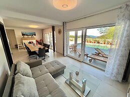 Large Holiday House With Swimming Pool and Terrace