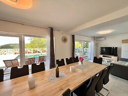 Large Holiday House With Swimming Pool and Terrace