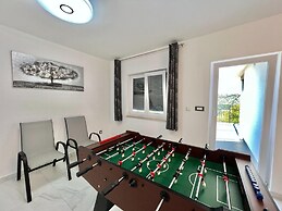 Large Holiday House With Swimming Pool and Terrace