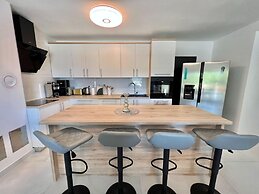 Large Holiday House With Swimming Pool and Terrace