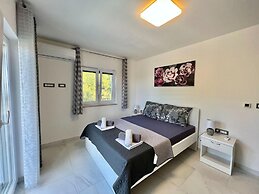 Large Holiday House With Swimming Pool and Terrace