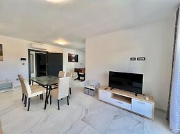 Large Holiday House With Swimming Pool and Terrace