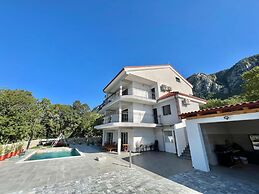 Large Holiday House With Swimming Pool and Terrace