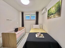 Large Holiday House With Swimming Pool and Terrace