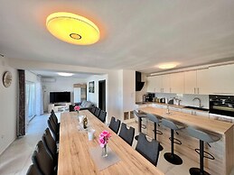 Large Holiday House With Swimming Pool and Terrace