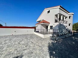 Large Holiday House With Swimming Pool and Terrace