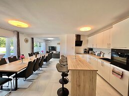 Large Holiday House With Swimming Pool and Terrace