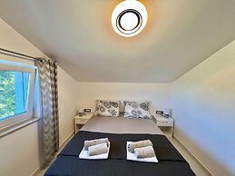 Large Holiday House With Swimming Pool and Terrace