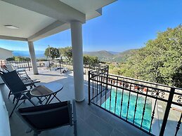 Large Holiday House With Swimming Pool and Terrace