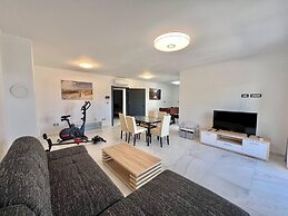 Large Holiday House With Swimming Pool and Terrace