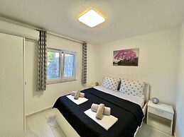 Large Holiday House With Swimming Pool and Terrace