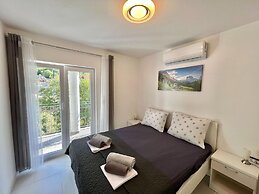 Large Holiday House With Swimming Pool and Terrace