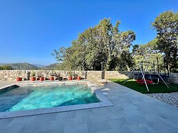 Large Holiday House With Swimming Pool and Terrace