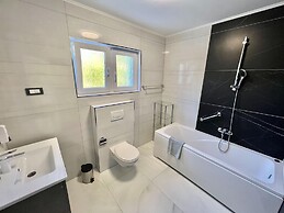 Large Holiday House With Swimming Pool and Terrace