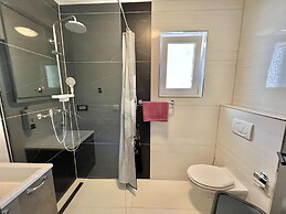 Large Holiday House With Swimming Pool and Terrace