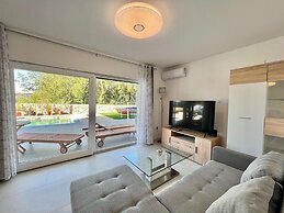 Large Holiday House With Swimming Pool and Terrace