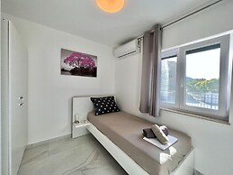 Large Holiday House With Swimming Pool and Terrace