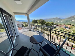 Large Holiday House With Swimming Pool and Terrace