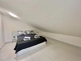 Large Holiday House With Swimming Pool and Terrace