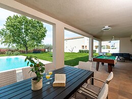 Luxury Villa With Swimming Pool and Sauna