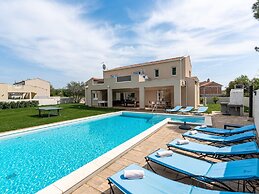 Luxury Villa With Swimming Pool and Sauna