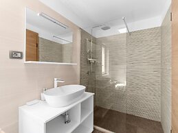 Luxury Villa With Swimming Pool and Sauna