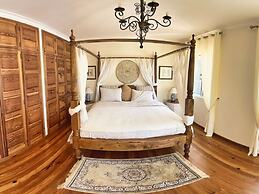 Quinta Martin Modern Retreat