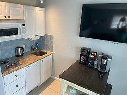 2 Bedroom Waterfront Pool Side!