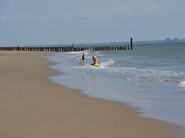 Lovely Beach House in Dishoek