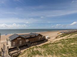 Lovely Beach House in Dishoek